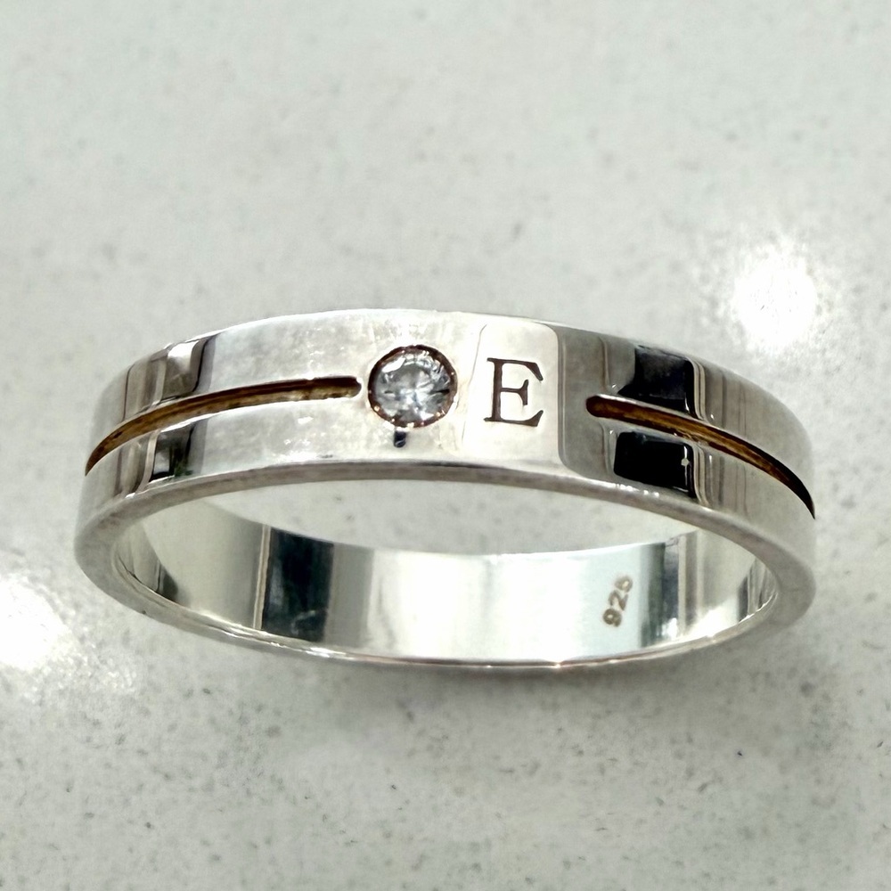 Oak and Luna STACKABLE ENGRAVED SOUL BAND
RING WITH DIAMOND letter E SILVER 8